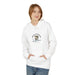 Une femme porte un sweat à capuche blanc avec une illustration de poisson et un texte religieux.