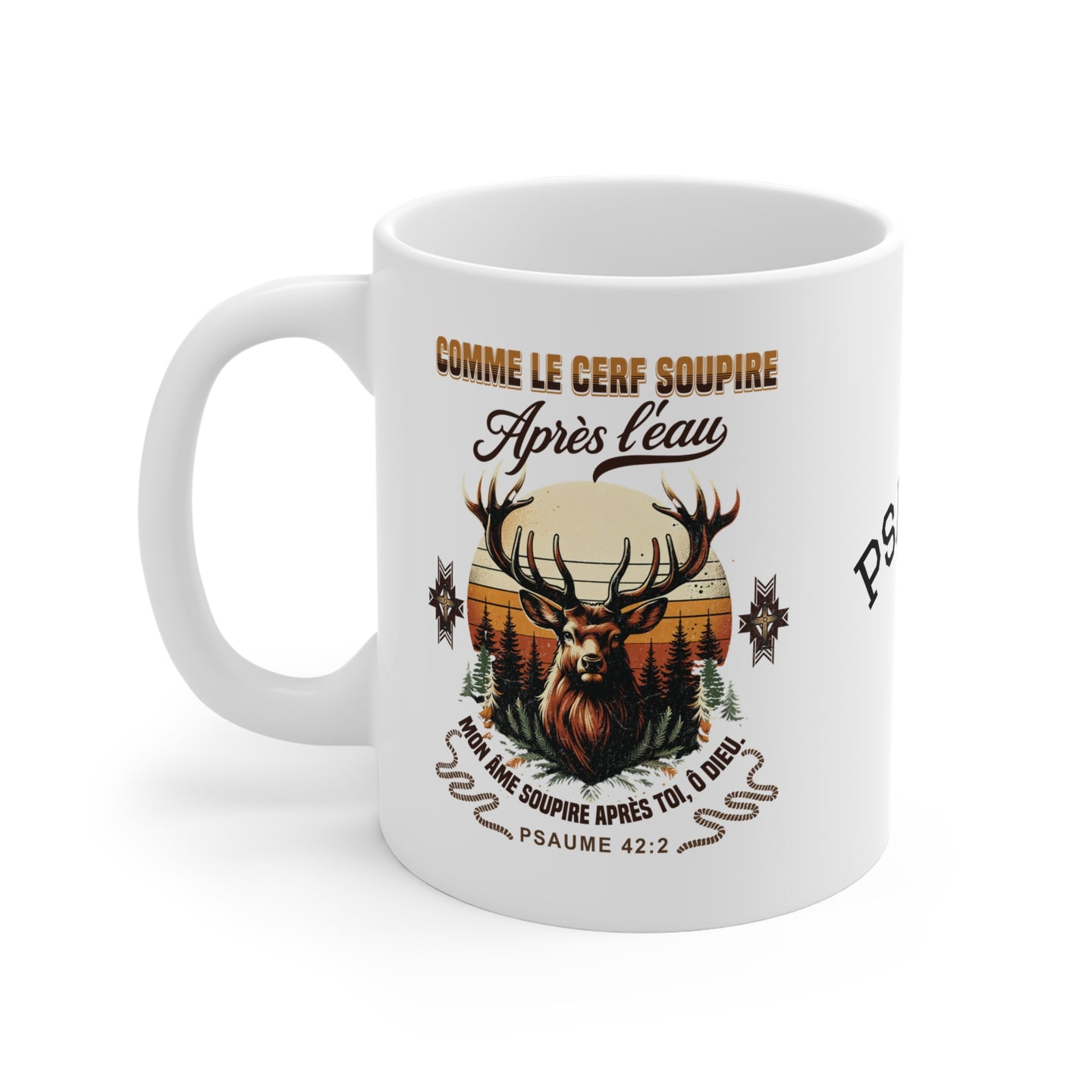 Un mug blanc en céramique illustré d'un cerf et du verset biblique Psaume 42:2.