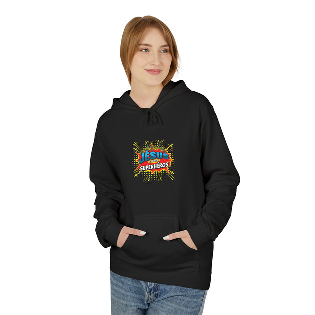 Une femme porte un sweat à capuche noir avec l'inscription Jésus est mon superhéros.