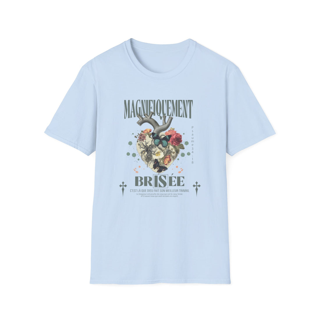 T-shirt bleu clair pour femme avec un motif de cœur floral et des papillons imprimé sur le devant.