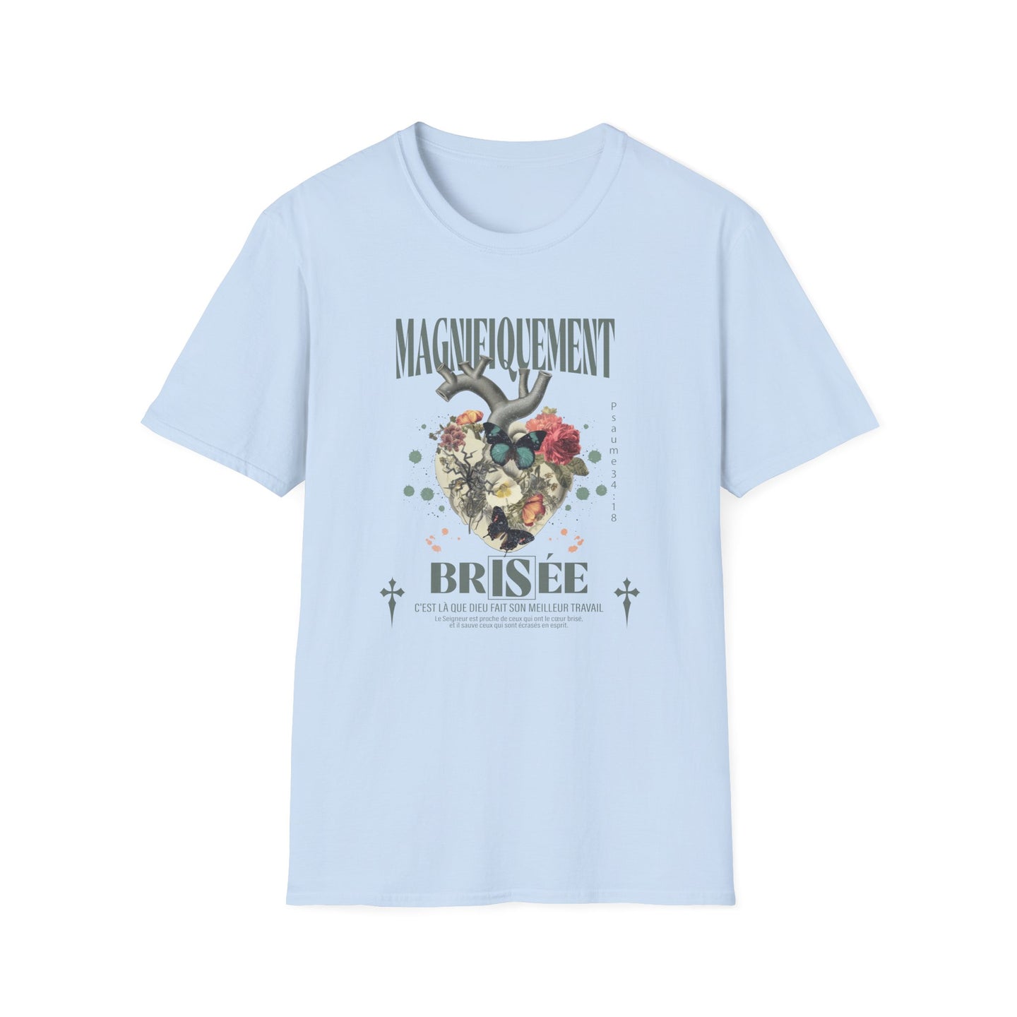 T-shirt bleu clair pour femme avec un motif de cœur floral et des papillons imprimé sur le devant.