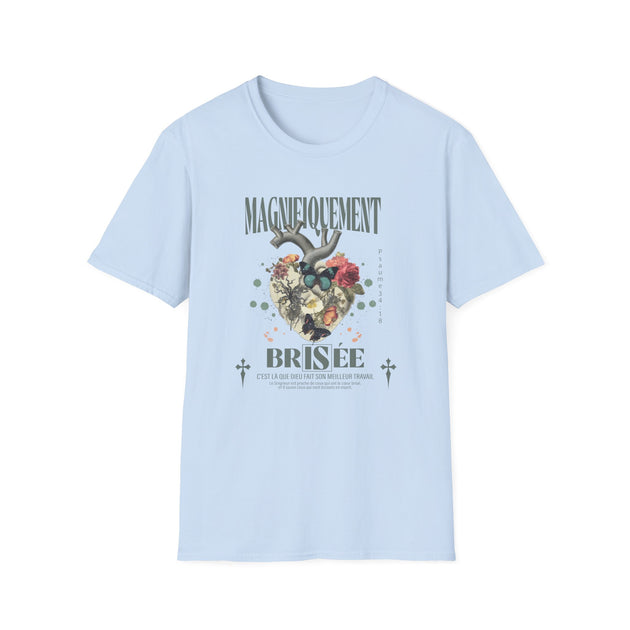 T-shirt bleu clair pour femme avec un motif de cœur floral et des papillons imprimé sur le devant.