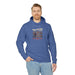 Un homme porte un sweat à capuche bleu avec une illustration de désert et un message religieux.