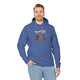 Un homme porte un sweat à capuche bleu avec une illustration de désert et un message religieux.