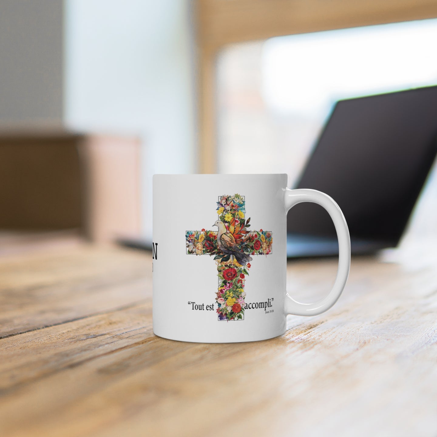 Mug blanc en céramique orné d'une croix florale et de l'inscription Tout est accompli.