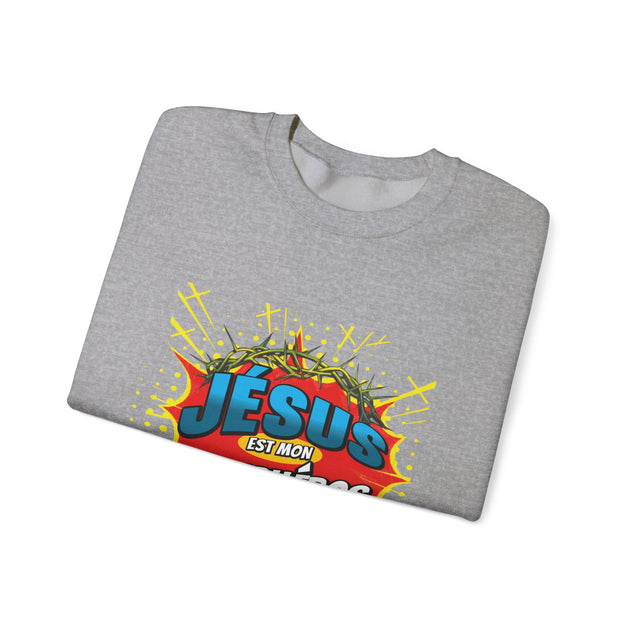 Sweat-shirt gris plié avec une illustration style comics Jésus est mon superhéros.