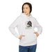 Une femme porte un sweat à capuche blanc avec une illustration de corbeau et de roses.
