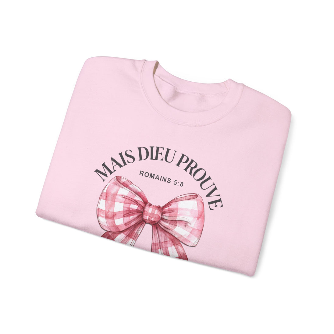 Sweatshirt rose pâle plié avec un nœud vichy et l'inscription Mais Dieu prouve Romains 5:8.