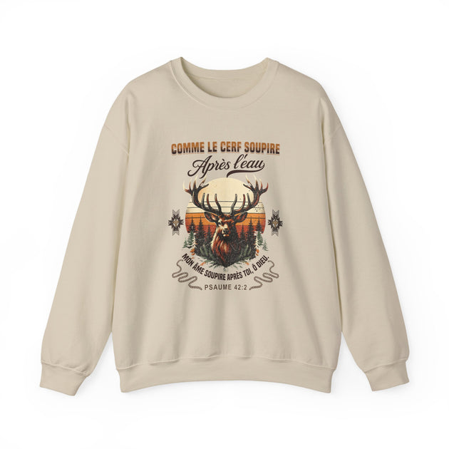 Sweat-shirt beige pour homme avec une illustration de cerf et un verset biblique imprimé.