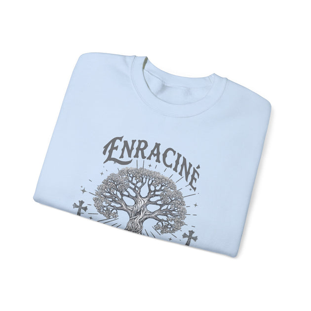 Sweat-shirt bleu clair plié avec un motif d'arbre de vie et l'inscription Enraciné.