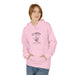 Une femme porte un sweat à capuche rose avec une empreinte de main et un texte religieux.