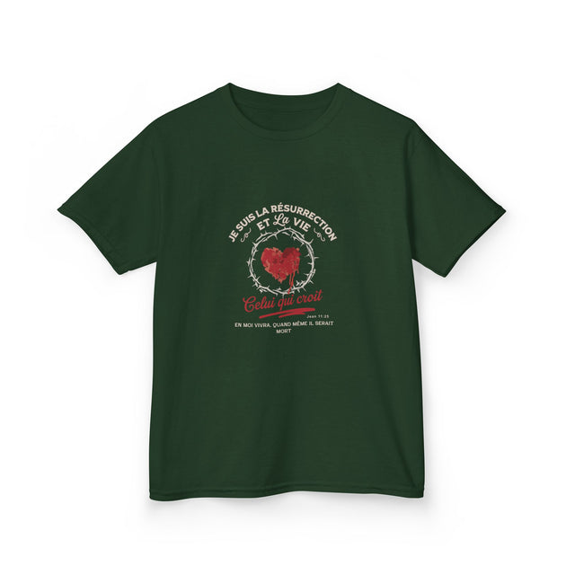 T-shirt vert pour enfant avec un motif de cœur entouré d'une couronne d'épines et texte religieux.