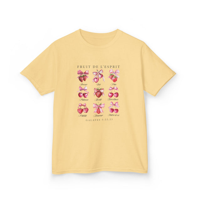 T-shirt jaune pâle pour enfant illustré de fruits et de rubans avec le texte Fruit de l'esprit.