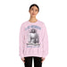 Une femme porte un sweat-shirt rose pâle avec une illustration religieuse et du texte en français.
