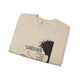 Sweat-shirt beige plié avec une illustration de Jésus portant une couronne d'épines.