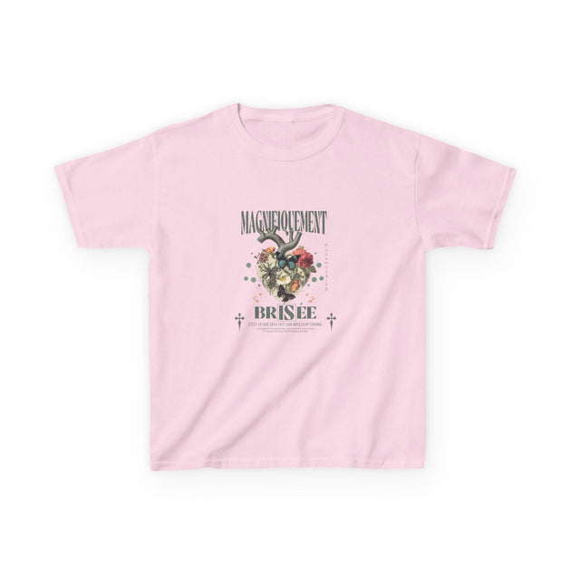 T-shirt rose pour enfant avec un motif de cœur floral et le texte Magnifiquement Brisée.