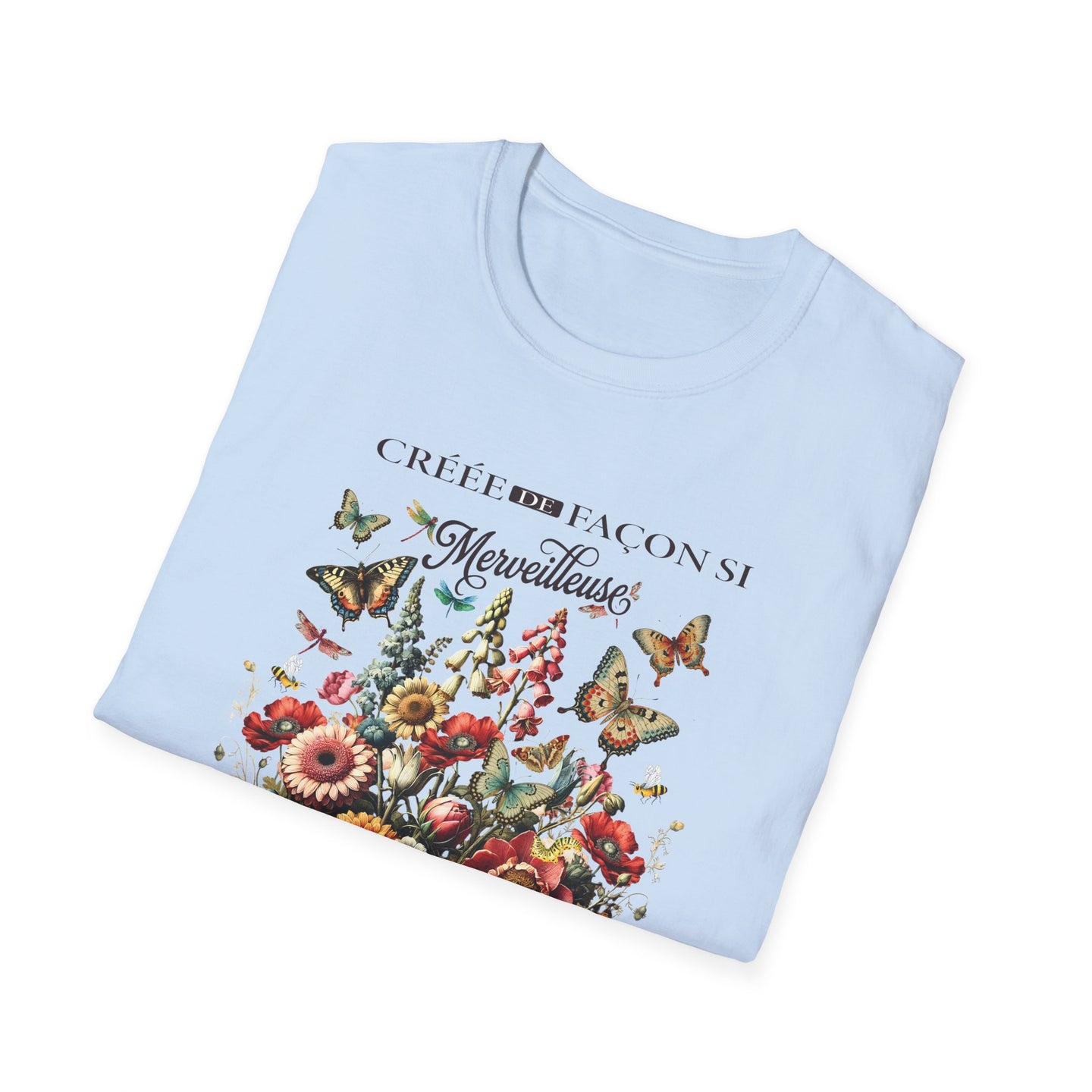 T-shirt bleu clair pour femme orné d'un motif floral et de papillons avec l'inscription française.