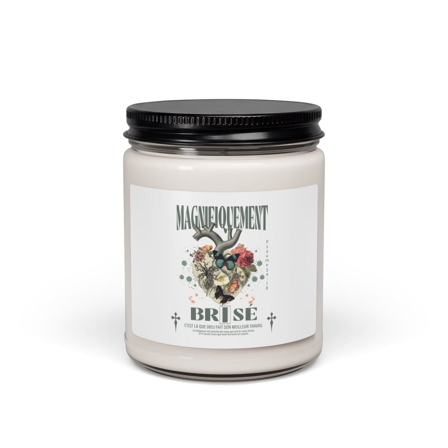 Bougie en cire dans un pot en verre avec une étiquette illustrée d'un cœur floral et religieux.