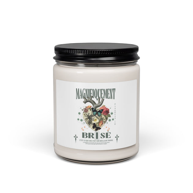 Bougie en cire dans un pot en verre avec une étiquette illustrée d'un cœur floral et religieux.