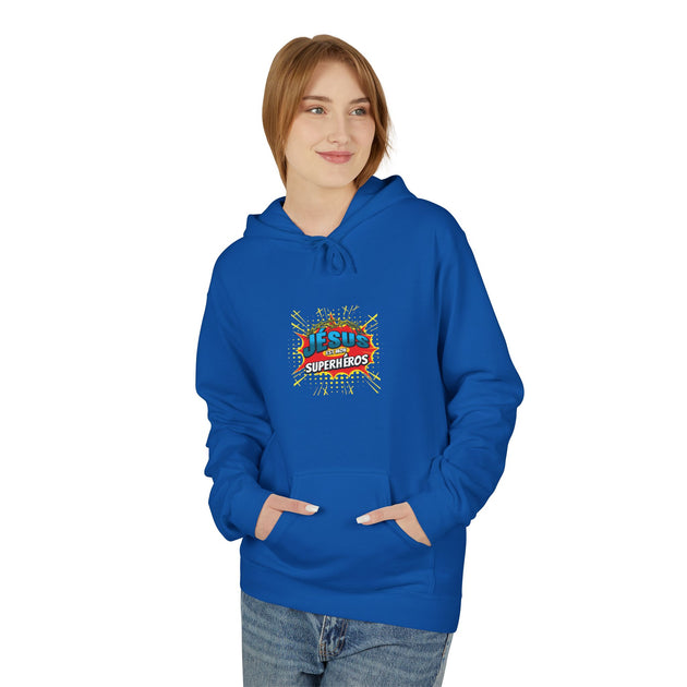 Une femme porte un sweat à capuche bleu avec l'inscription Jésus est mon superhéros.