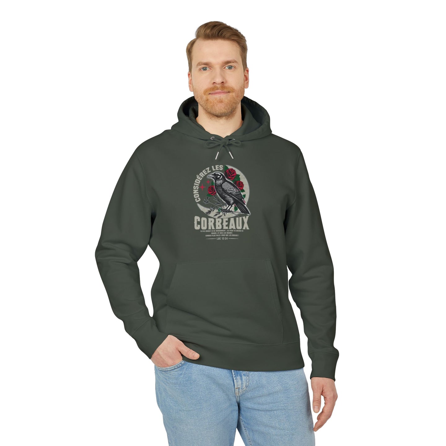 Un homme porte un sweat à capuche vert foncé avec une illustration de corbeau et des roses.