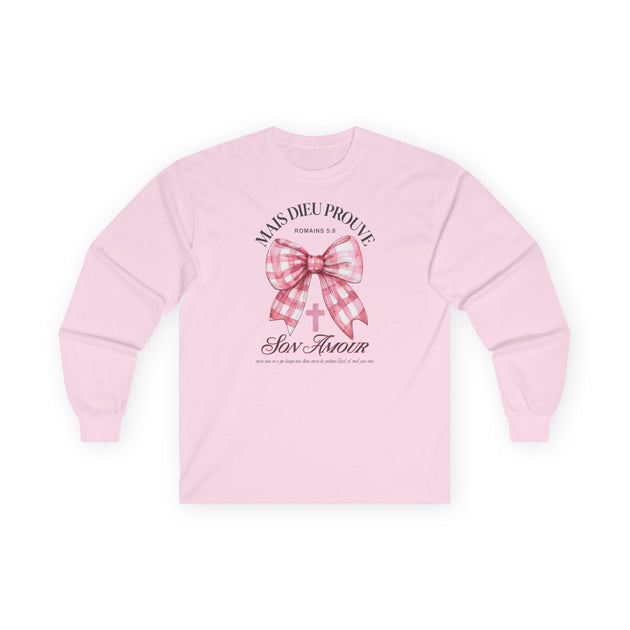 T-shirt rose à manches longues avec un motif de nœud vichy et une croix chrétienne.