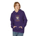 Une femme porte un sweat à capuche violet avec une illustration religieuse sur la poitrine.