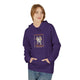 Une femme porte un sweat à capuche violet avec une illustration religieuse sur la poitrine.
