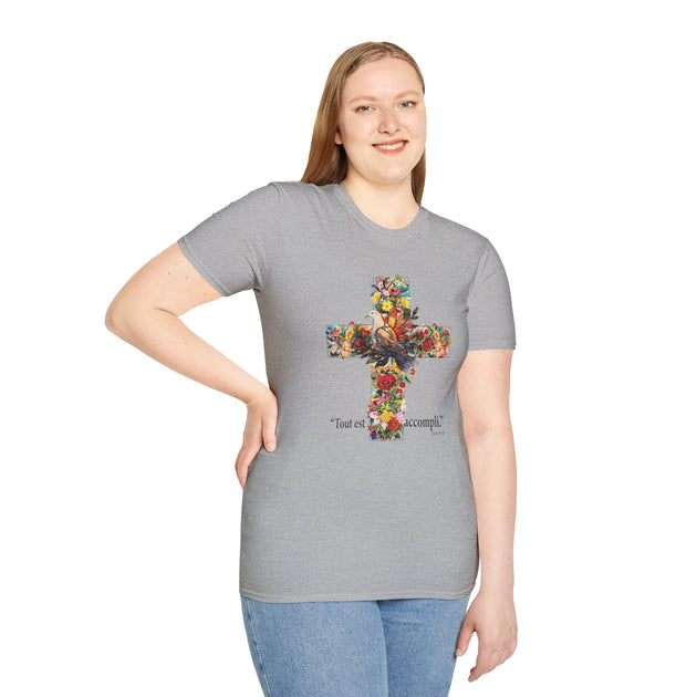 Une femme porte un t-shirt gris orné d'une croix fleurie et de l'inscription Tout est accompli.