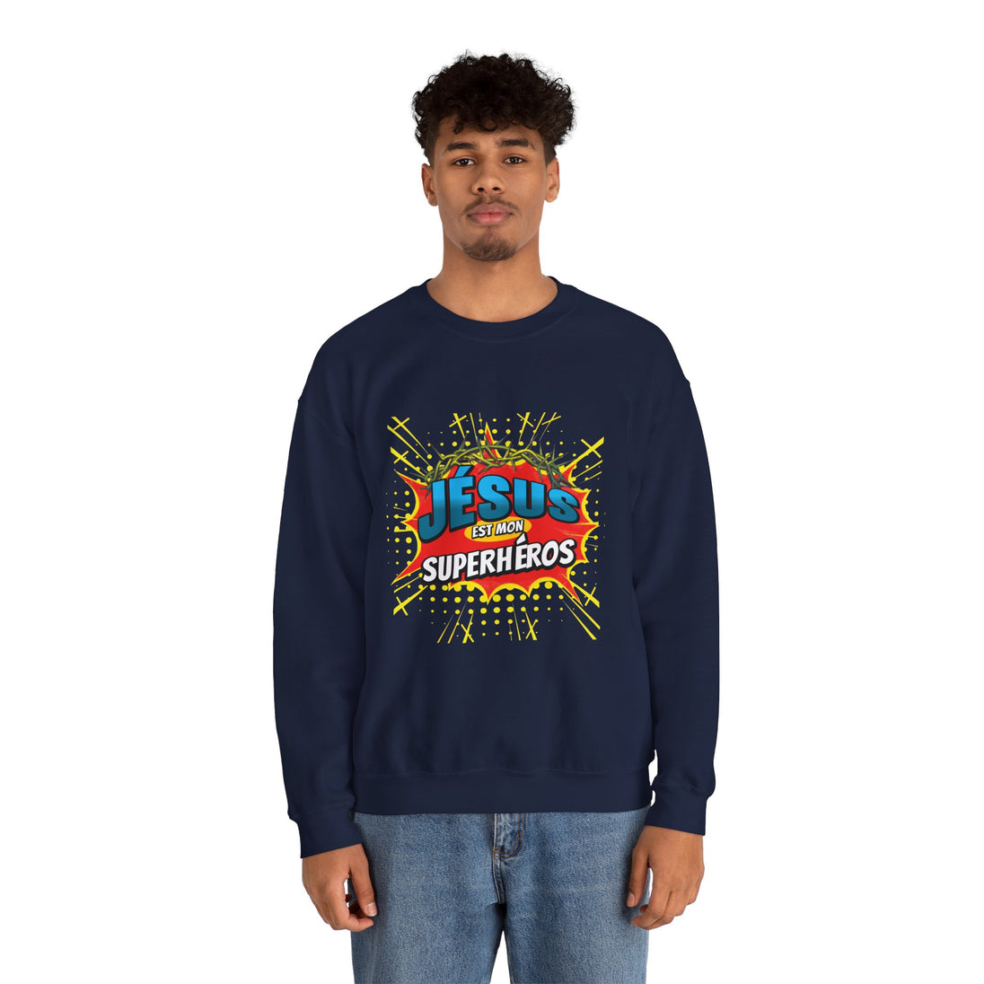 Un homme porte un sweat-shirt bleu marine avec l'inscription Jésus est mon superhéros.