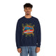 Un homme porte un sweat-shirt bleu marine avec l'inscription Jésus est mon superhéros.
