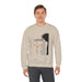 Un homme porte un sweat-shirt beige avec une illustration religieuse et du texte en français.
