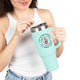 Une femme tient un mug isotherme bleu clair de 40oz avec une inscription religieuse.