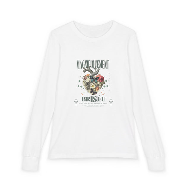 T-shirt blanc à manches longues pour enfant avec un motif de cœur floral et texte chrétien.