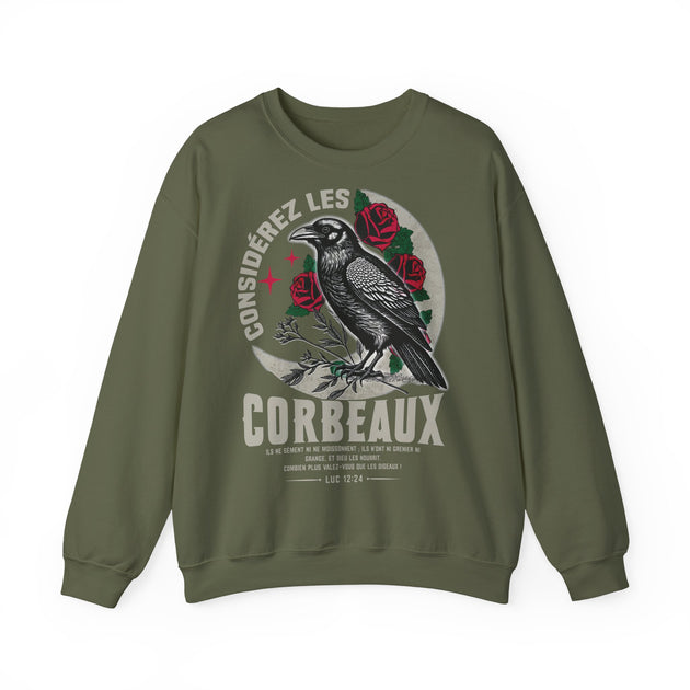 Sweat-shirt vert olive avec une illustration de corbeau, de roses et le texte Luc 12:24.