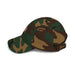 Casquette en coton à motif camouflage avec un écusson brodé sur le côté.