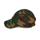 Casquette en coton à motif camouflage avec un écusson brodé sur le côté.