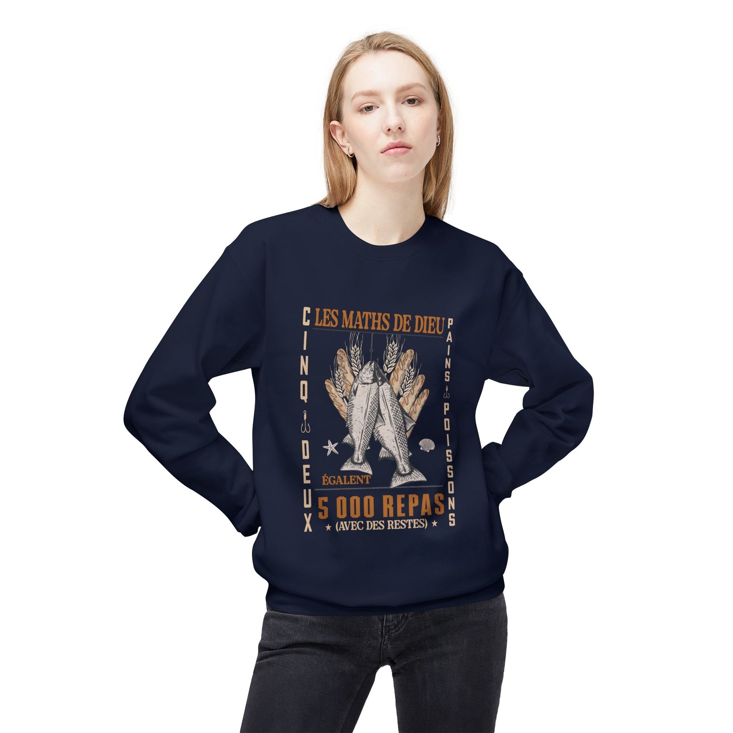 Une femme porte un sweatshirt bleu marine avec une illustration de pains et de poissons.