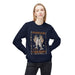 Une femme porte un sweatshirt bleu marine avec une illustration de pains et de poissons.