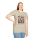 Une femme porte un t-shirt beige orné d'un motif floral et de papillons avec une inscription.