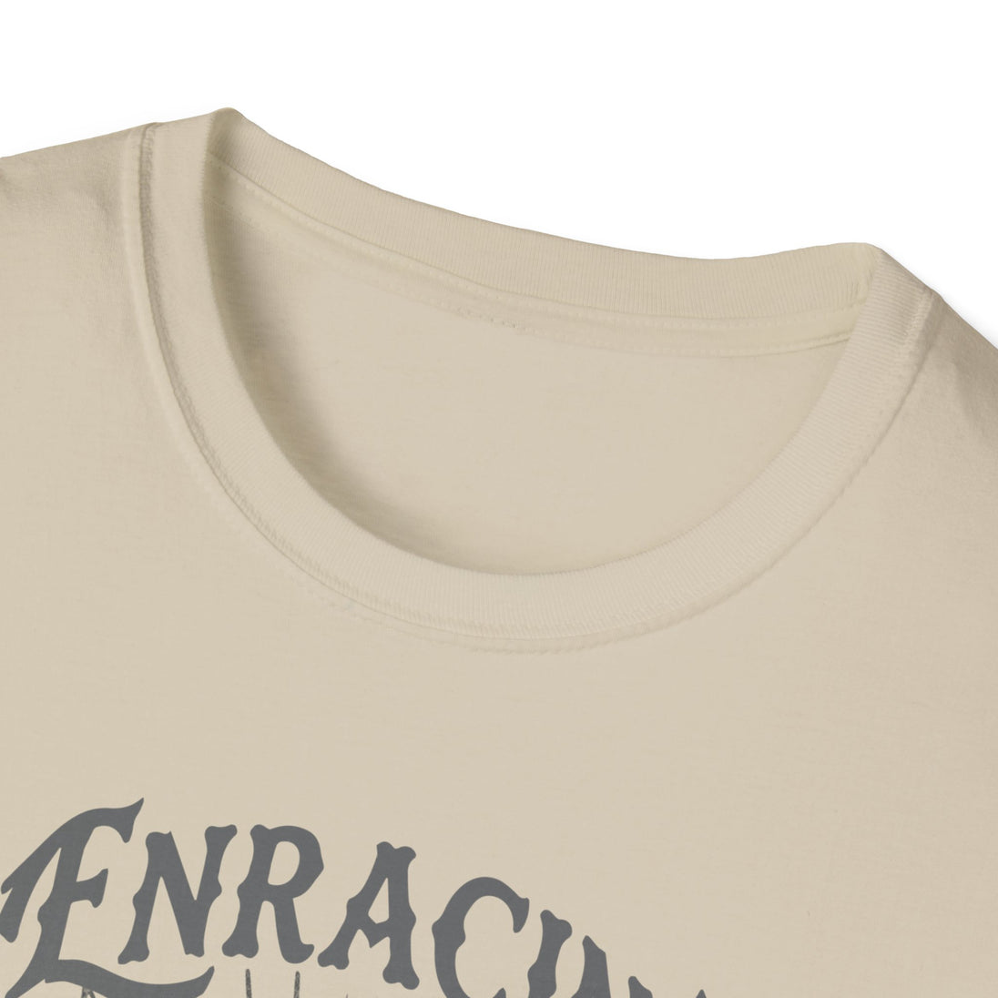 T-shirt beige pour femme avec un col rond côtelé et une inscription grise sur la poitrine.