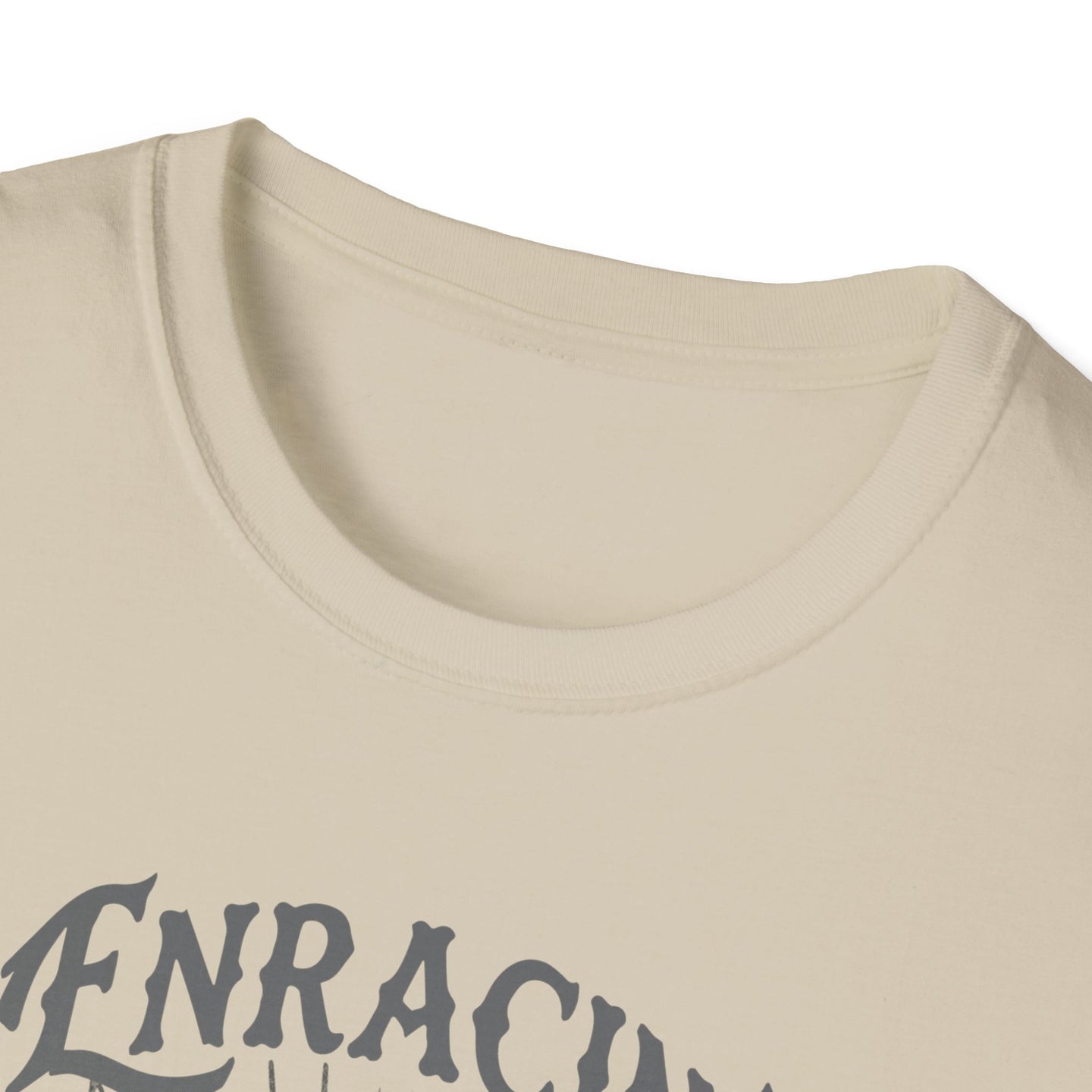 T-shirt beige pour femme avec un col rond côtelé et une inscription grise sur la poitrine.