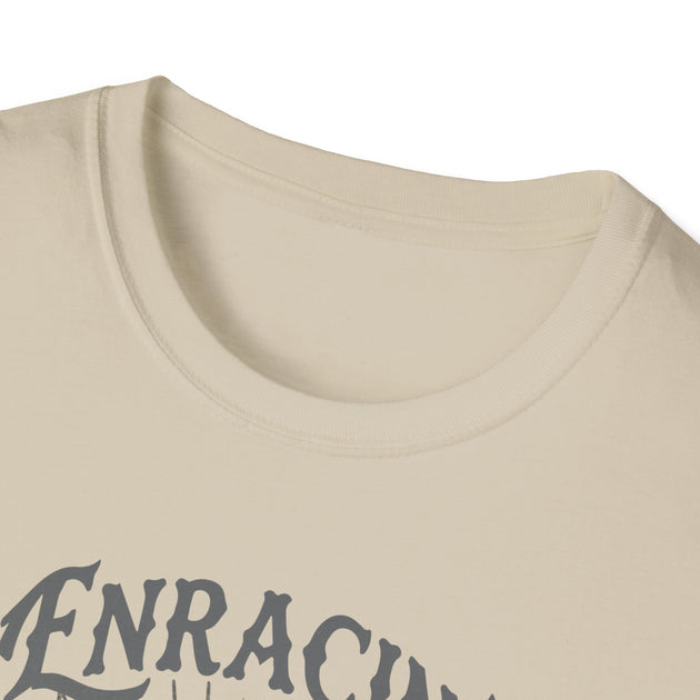 T-shirt beige pour femme avec un col rond côtelé et une inscription grise sur la poitrine.