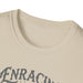 T-shirt beige pour femme avec un col rond côtelé et une inscription grise sur la poitrine.