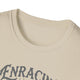 T-shirt beige pour femme avec un col rond côtelé et une inscription grise sur la poitrine.