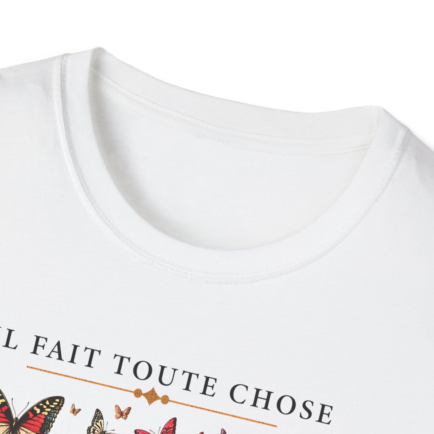 T-shirt blanc pour femme avec un motif de papillons et l'inscription Il fait toute chose.