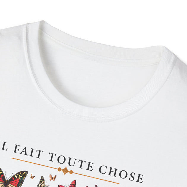 T-shirt blanc pour femme avec un motif de papillons et l'inscription Il fait toute chose.