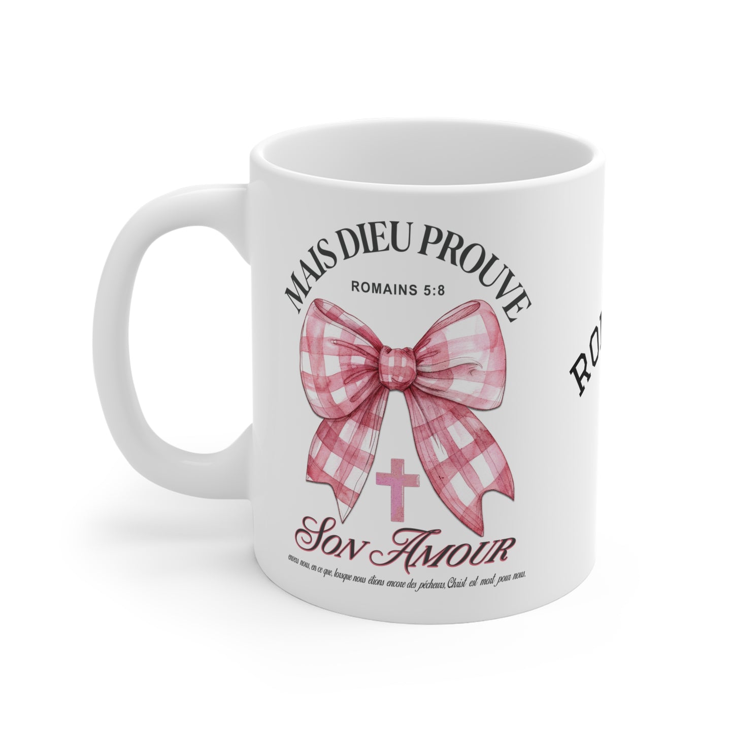 Mug blanc en céramique orné d'un nœud rose à carreaux et du verset biblique Romains 5:8.