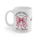 Mug blanc en céramique orné d'un nœud rose à carreaux et du verset biblique Romains 5:8.