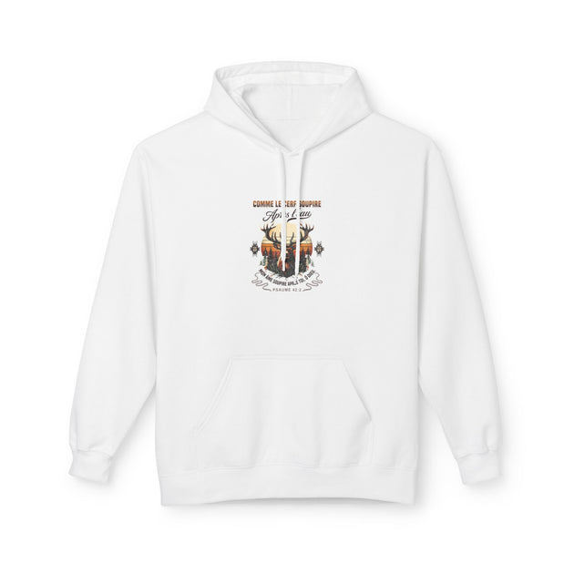 Sweat à capuche blanc avec un motif de cerf et une inscription religieuse sur la poitrine.